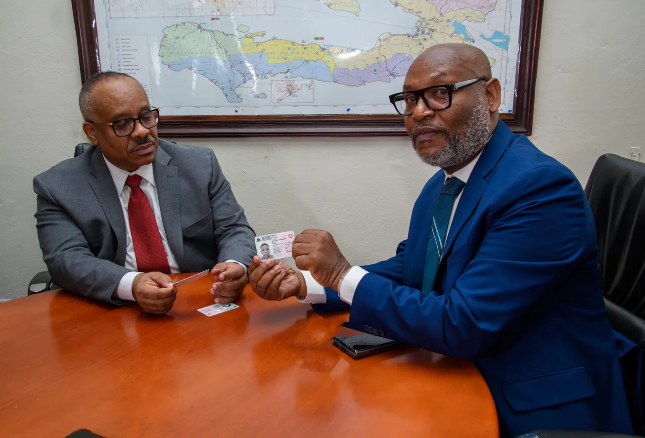 Louis Gérald Gilles visite l'ONI et confirme que 6,3 millions de citoyens possèdent leur carte d'identification