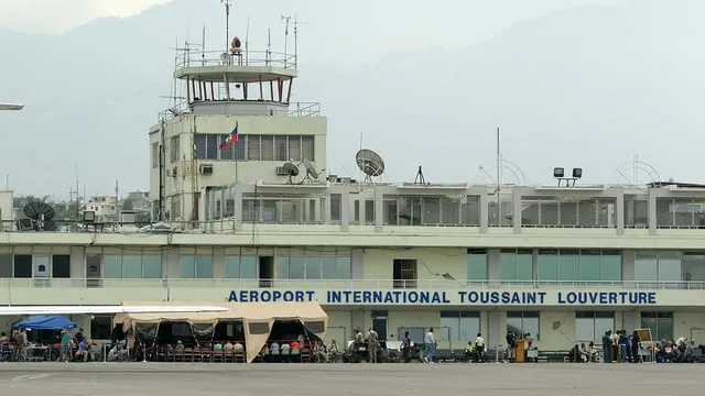 La FAA prolonge l'interdiction de vols vers Port-au-Prince jusqu'en mars 2026 après des attaques à l'arme à feu