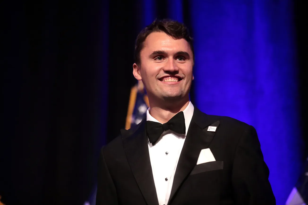 Charlie Kirk, militant conservateur américain, tué par balles lors d’un événement universitaire dans l’Utah