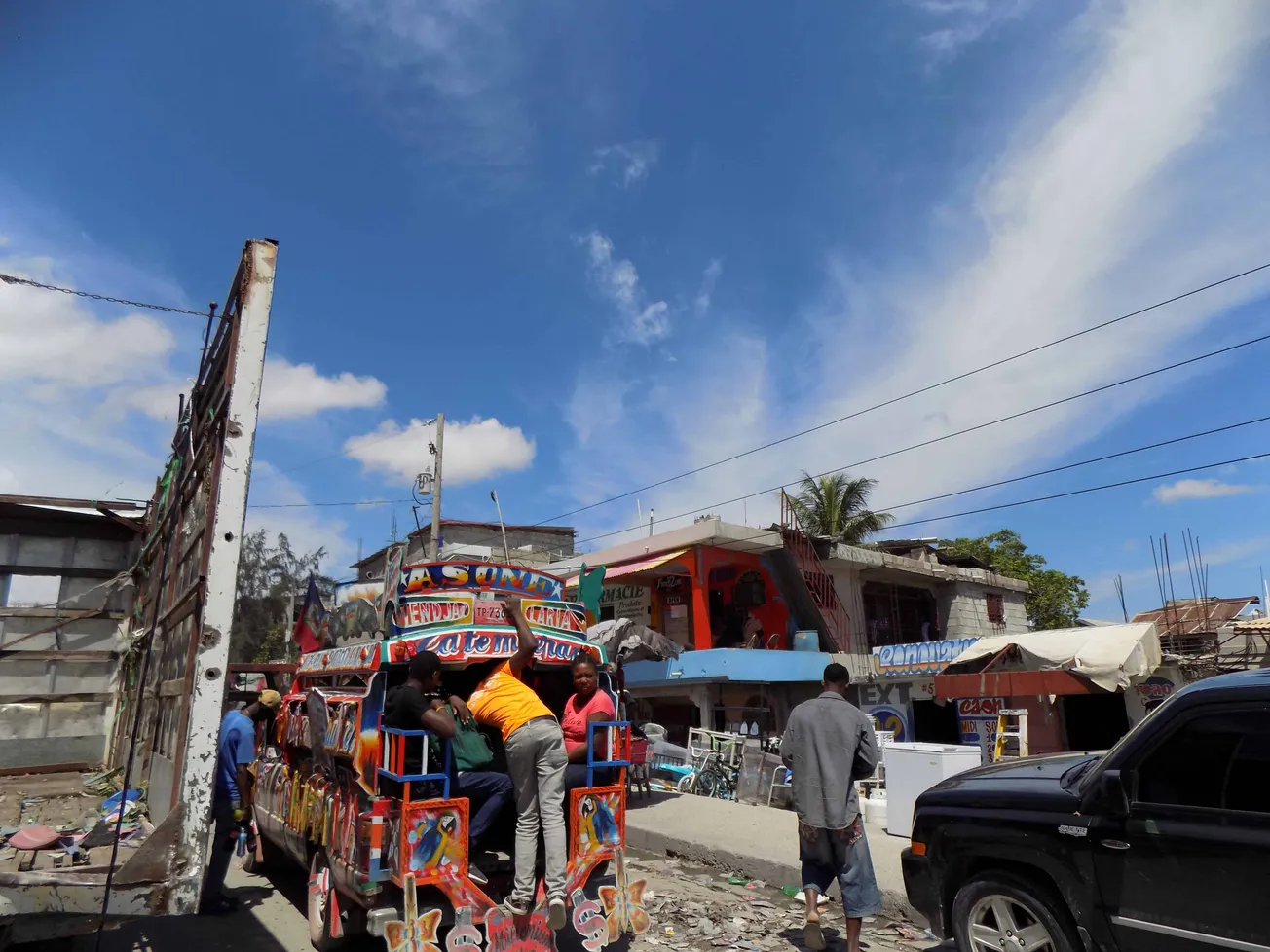 Espaces du bord : le trottoir, matérialité et pratiques urbaines