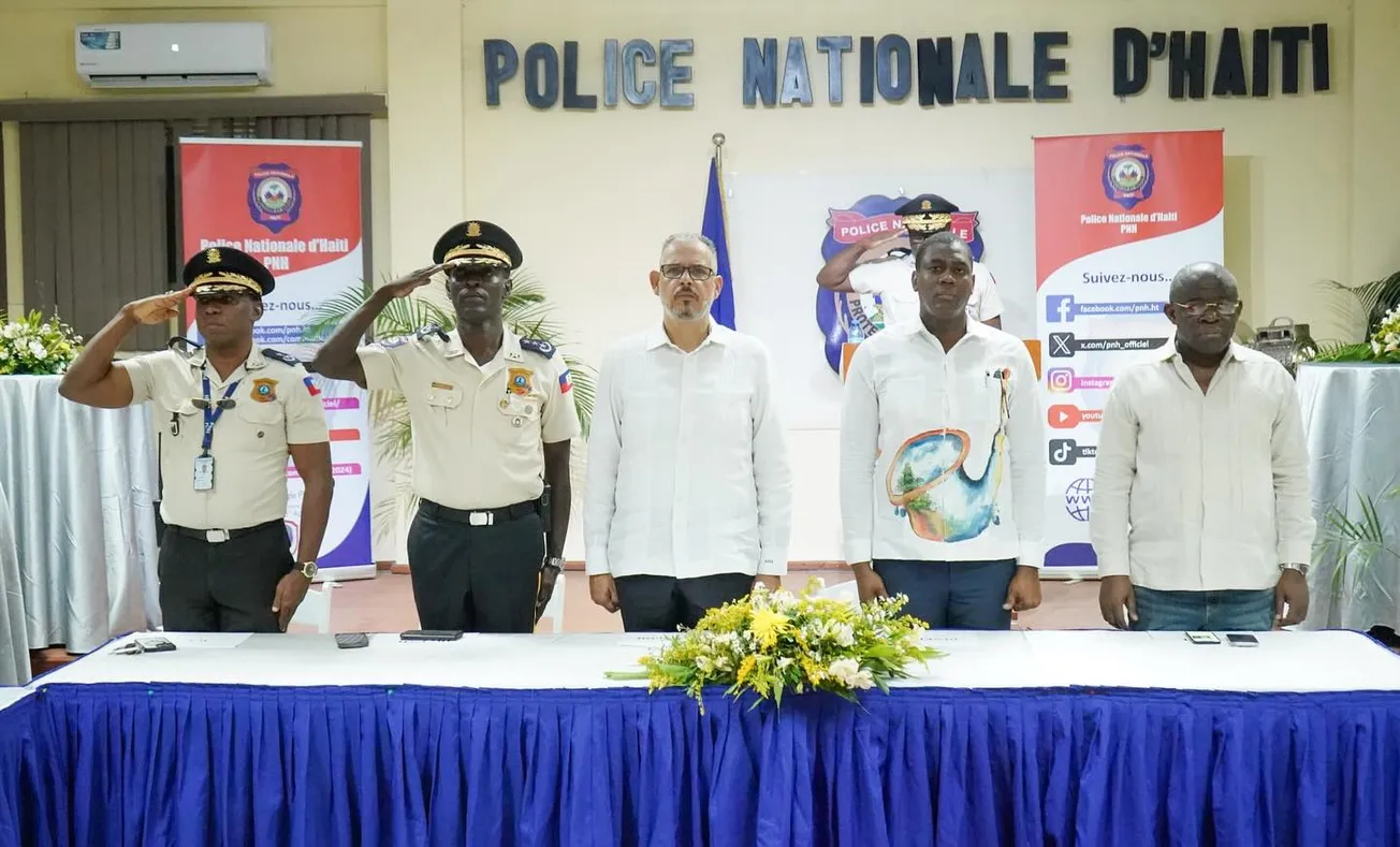 Fils-Aimé rend hommage aux policiers tombés au service et remet des kits scolaires aux orphelins