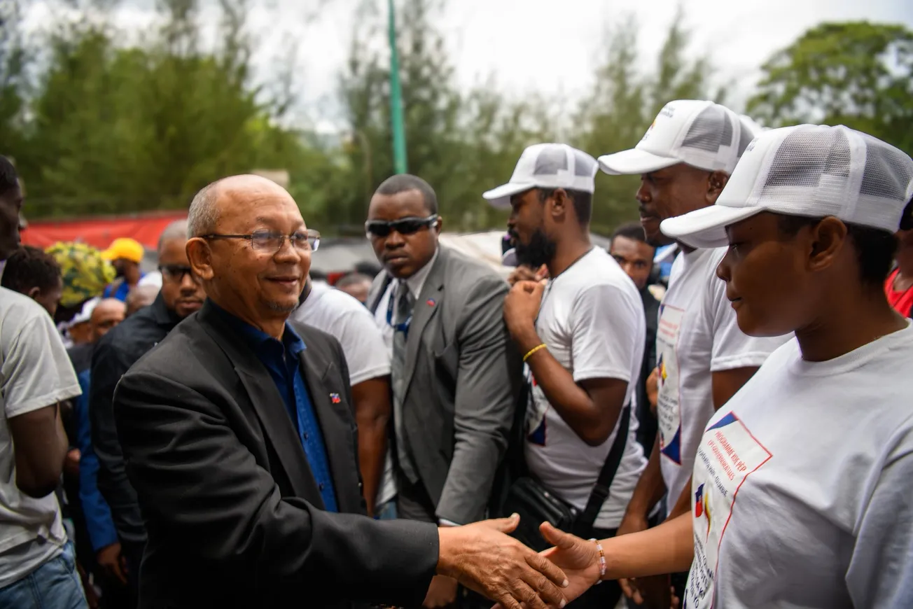 Leslie Voltaire distribue des kits alimentaires au camp colombien avec l'ambassadrice Vilma Rocio Velázquez Uribe